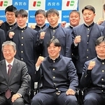 全国大会での活躍を誓う報徳学園ラグビー部員と西宮市の岩崎敏雄副市長（前列左）＝西宮市役所
