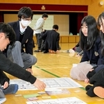 防災ジュニアリーダーに見守られながら、ボードゲームを体験する生徒ら＝川西市萩原台西２、川西明峰高校