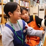 開架の絵本の整理をする子ども司書ら＝芦屋市伊勢町