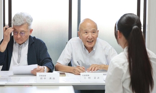 高校生の面接をする三村正之さん（中央）＝宝塚市野上２（撮影・吉田敦史）