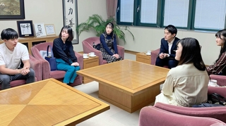 大学生と意見交換をする高島崚輔市長（右から３人目）＝芦屋市役所