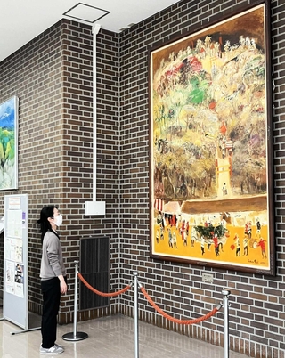 市ゆかりの画家の作品が並ぶ庁舎内＝宝塚市役所