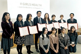 プロジェクト発足式に臨んだ武庫川女子大学の学生や企業関係者ら＝西宮市池開町