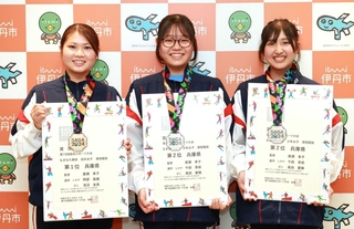 国民スポーツ大会なぎなた競技の結果を報告した（左から）阿部真優さん、高田愛稀さん、千田芽依さん＝伊丹市役所