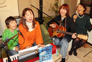 チャリティーライブを前に練習する（右から）西村愛さん、高田志麻さん、上條みずほさんら＝西宮市内