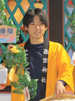 一番福になった大岸史弥さん＝西宮市社家町、西宮神社（撮影・吉田敦史）