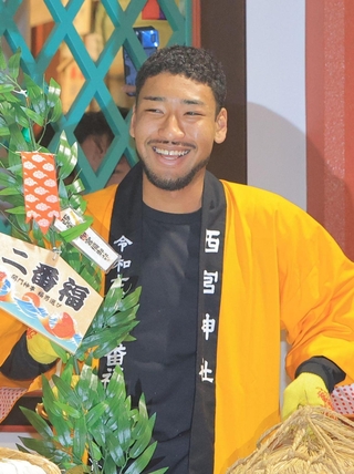 二番福になった小松勇輝クワァベナさん＝西宮市社家町、西宮神社（撮影・吉田敦史）