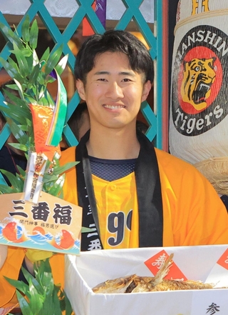 三番福になった矢吹彰大さん＝西宮市社家町、西宮神社（撮影・吉田敦史）