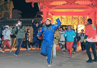 開門神事を祝う参拝者たち（撮影・吉田敦史）＝西宮神社