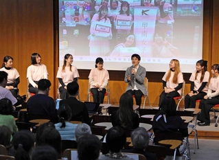 報告集会で対談する甲南女子大学の学生と高島崚輔市長（右から４人目）＝神戸市東灘区