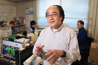ＮＶＮＡＤの事務所で災害ボランティアへの思いを語る渥美公秀さん＝西宮市津田町（撮影・吉田敦史）