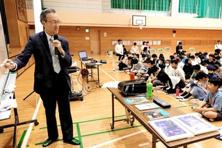 精道小学校で児童に阪神・淡路大震災について伝える米津勝之さん＝芦屋市精道町