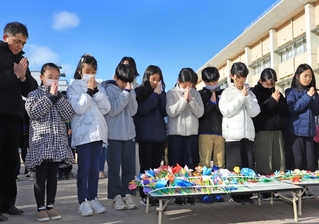 冬休みに折った紙の花を供え、祈りをささげる児童ら＝１７日午前９時５３分、芦屋市精道町、精道小学校（撮影・吉田敦史）
