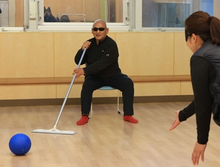 自身が考案した「ウィッチボール」を実演する古川やすひろさん＝伊丹市昆陽池２