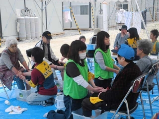 東日本大震災の被災地・岩手県野田村の仮設住宅で実施した足湯ボランティア（ＮＶＮＡＤ提供）