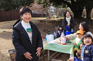 「遊び場」の大切さを語る米山清美さん（左）＝西宮市久保町（撮影・吉田敦史）