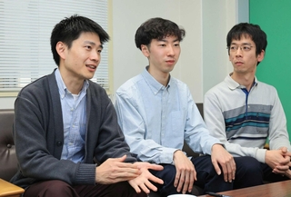 大阪大のボランティアサークルで被災地支援に携わった（左から）塩田朋陽さん、小林諒真さんら＝西宮市和上町（撮影・吉田敦史）