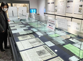 阪神・淡路大震災で本社ビルが全壊し、非常態勢で発行した震災翌日の神戸新聞朝刊などが並ぶ企画展＝尼崎市南城内、市立歴史博物館