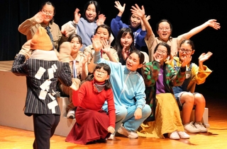 舞台で熱演するふろんてぃあのメンバー＝県立ピッコロシアター