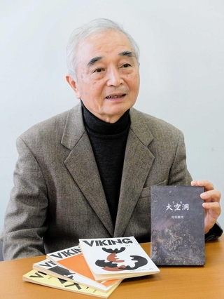 集大成となる「大空洞」を出版した佐伯敏光さん。「虚脱感で次が書けずに困っている」と苦笑する＝神戸市内