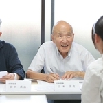 高校生の面接をする三村正之さん（中央）＝宝塚市野上２（撮影・吉田敦史）