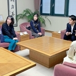 大学生と意見交換をする高島崚輔市長（右から３人目）＝芦屋市役所