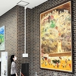市ゆかりの画家の作品が並ぶ庁舎内＝宝塚市役所