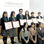 プロジェクト発足式に臨んだ武庫川女子大学の学生や企業関係者ら＝西宮市池開町