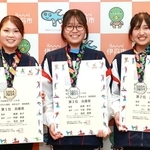 国民スポーツ大会なぎなた競技の結果を報告した（左から）阿部真優さん、高田愛稀さん、千田芽依さん＝伊丹市役所