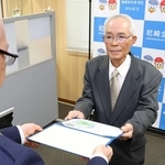 県の善行賞「のじぎく賞」を受け取る銅口利之さん＝尼崎市南塚口町２