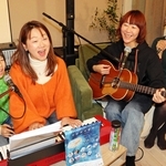 チャリティーライブを前に練習する（右から）西村愛さん、高田志麻さん、上條みずほさんら＝西宮市内