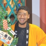 二番福になった小松勇輝クワァベナさん＝西宮市社家町、西宮神社（撮影・吉田敦史）