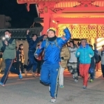 開門神事を祝う参拝者たち（撮影・吉田敦史）＝西宮神社
