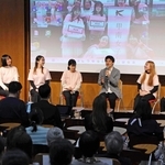 報告集会で対談する甲南女子大学の学生と高島崚輔市長（右から４人目）＝神戸市東灘区