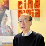 映画「港に灯がともる」について語るシネ・ピピアの景山理支配人＝宝塚市売布２