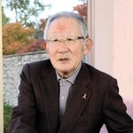 両親の写真を手に語る清水將之さん＝神戸市東灘区