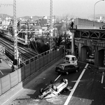 阪急今津線上に落下した国道１７１号の門戸陸橋。各地で交通が寸断された＝１９９５年１月１７日、西宮市甲風園３付近