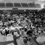 避難所には大勢の被災者が詰めかけていた＝１９９５年１月１７日、西宮市立中央体育館
