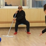 自身が考案した「ウィッチボール」を実演する古川やすひろさん＝伊丹市昆陽池２