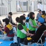 東日本大震災の被災地・岩手県野田村の仮設住宅で実施した足湯ボランティア（ＮＶＮＡＤ提供）