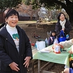 「遊び場」の大切さを語る米山清美さん（左）＝西宮市久保町（撮影・吉田敦史）