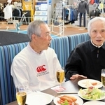 後輩たちと談笑する堀江謙一さん（右）＝西宮市西宮浜４、新西宮ヨットハーバー