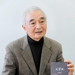 集大成となる「大空洞」を出版した佐伯敏光さん。「虚脱感で次が書けずに困っている」と苦笑する＝神戸市内