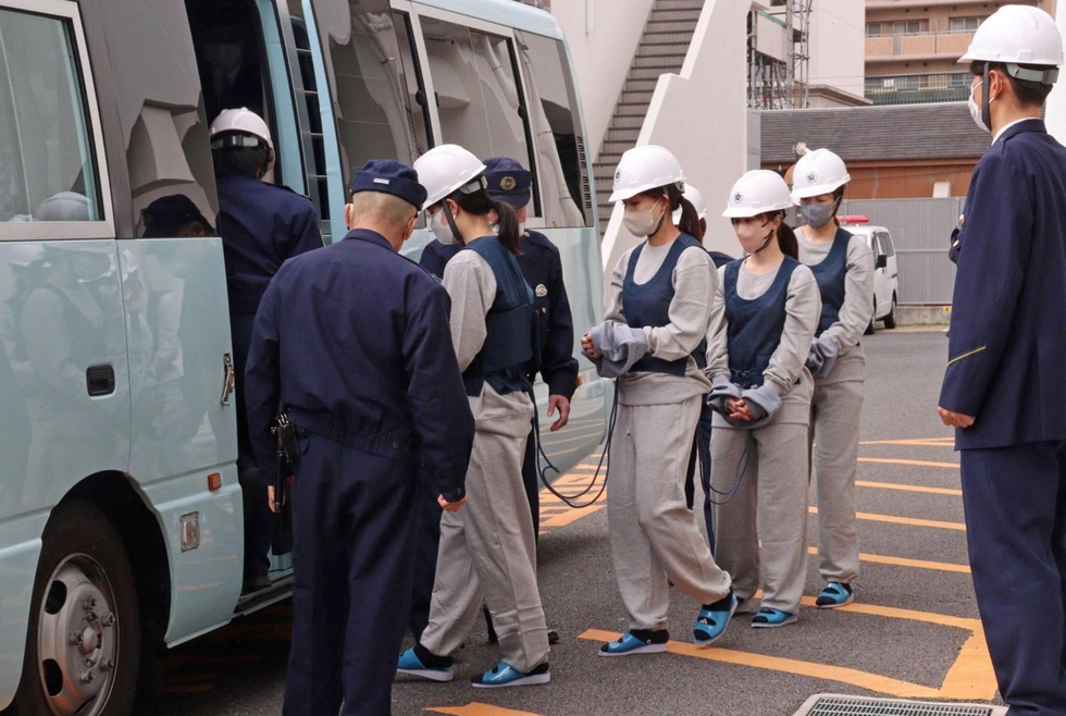南海トラフ想定、被留置者の移送訓練 尼崎の3警察署 腰などにロープ、避難行動を確認 |阪神|神戸新聞NEXT