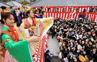 タカラジェンヌらが参加して行われた豆まき＝宝塚市中山寺２