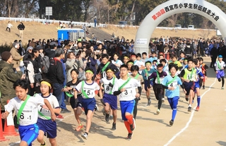 勢いよくスタートする男子１区の選手たち＝西宮市上大市５