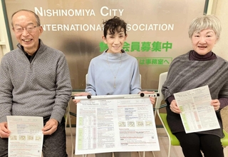 西宮市の広報紙の英訳に取り組むボランティアのメンバー＝西宮市池田町、フレンテ西宮