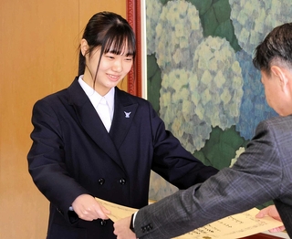 作文コンクールで最高賞に輝いた尼崎北高２年の鈴村紗也乃さん＝県警本部