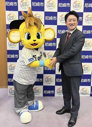 尼崎市の松本真市長と握手を交わすコラッキー。こだわりの前髪がチャームポイントという（提供写真）