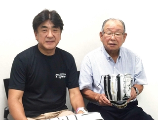 ２０１５年に甲子園球場で始球式を行った際に吉田義男さん（右）から特注グラブを贈られた佐渡裕さん（佐渡さん提供）